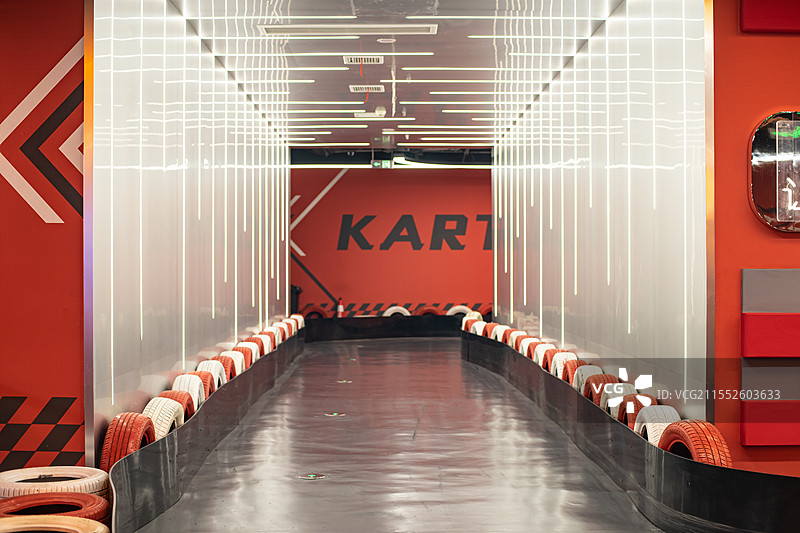 中国休闲娱乐拍摄主题，卡丁车比赛赛场场地和四周的彩色的轮胎，室内无人图像摄影图片素材