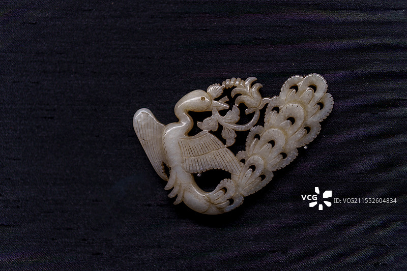 黑色背景上的玉制鹤装饰特写镜头图片素材