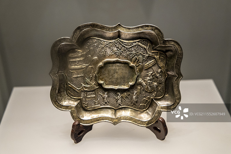 江西省博物馆“古代历史文化展”：“天下状元”铭诗词人物图鎏金银盘（宋，1957年江西省青云谱出土）图片素材