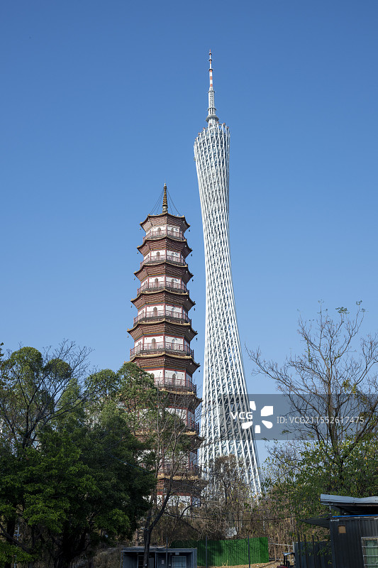 广州的地标建筑广州塔和赤岗塔图片素材