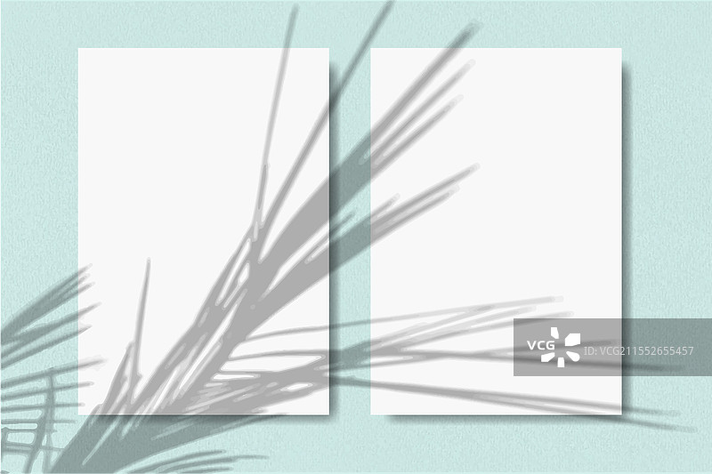 两张垂直的纹理白纸放在蓝色背景上图片素材