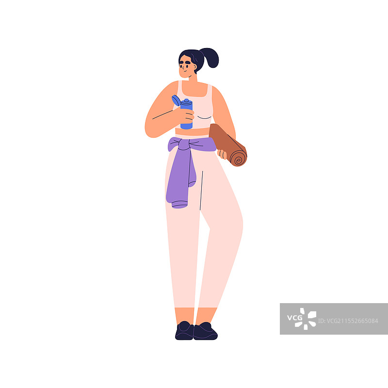 拿着瑜伽垫的女性正在喝水。图片素材
