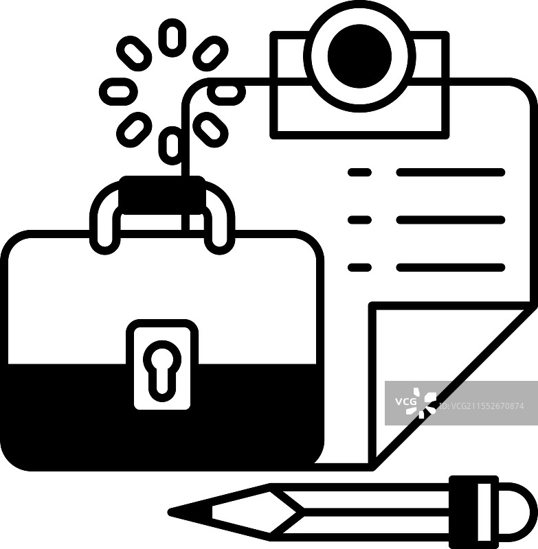 一个带钥匙的公文包旁边放着一支铅笔。图片素材