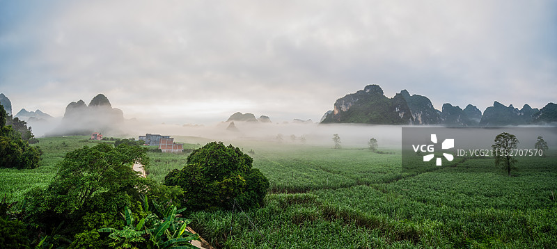 广西龙州县弄岗村平流云雾图片素材