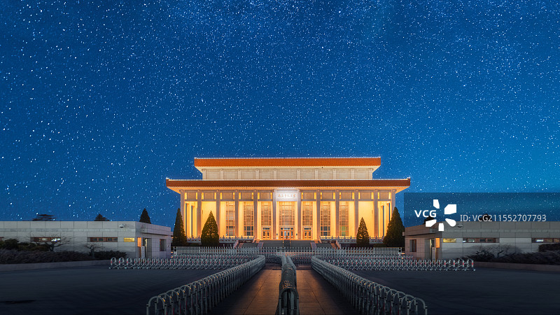 夜晚星空下的毛主席纪念堂图片素材