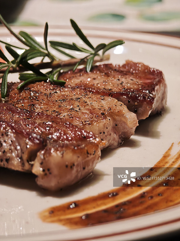 西餐店牛排特写镜头图片素材