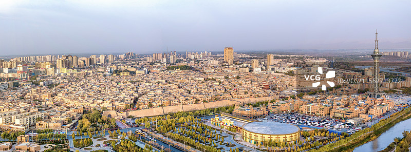 新疆维吾尔自治区喀什市喀什古城和昆仑塔观光塔日出清晨全景长画幅航拍视角图片素材