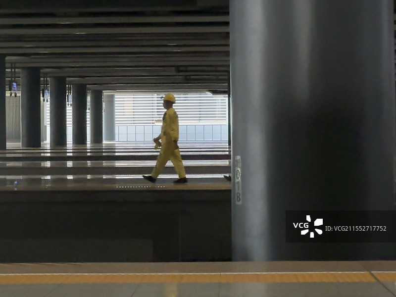 高铁站里的工人1图片素材