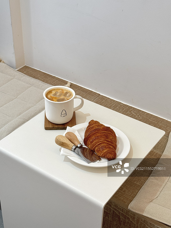 有咖啡与牛角面包的下午茶时光图片素材
