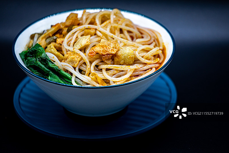 黑色背景下碗中柳州特色美食螺蛳粉食物的高角度视图图片素材