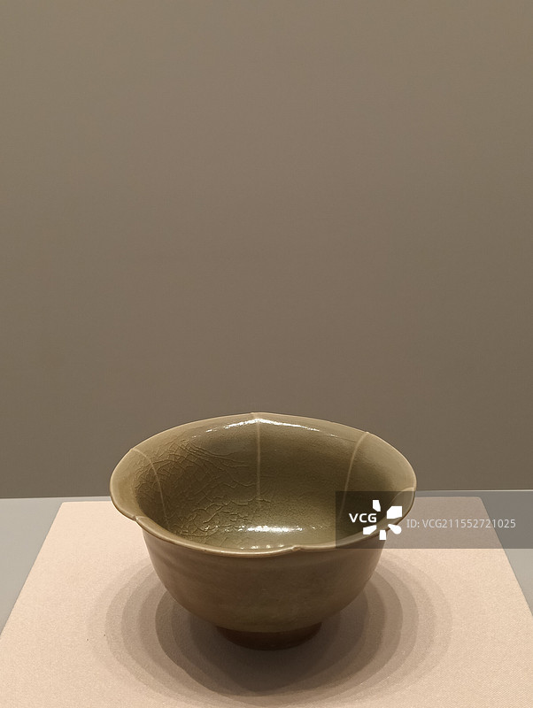 宋代耀州窑青釉花口盏图片素材