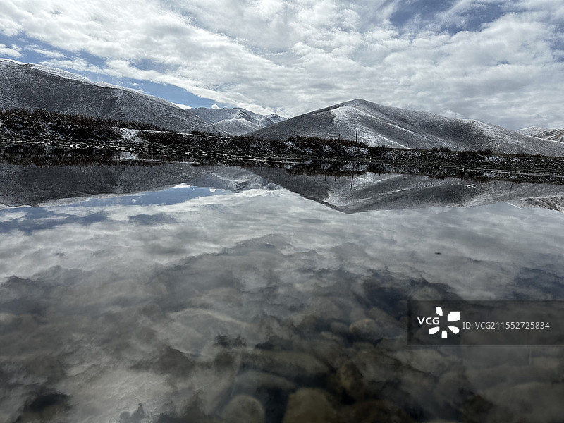 青海省甘德县水面与山体、天空倒影图片素材