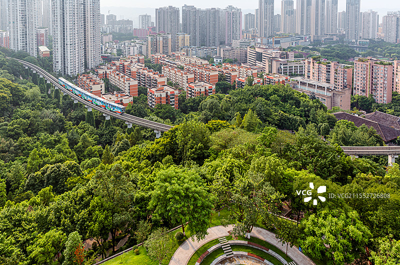 森林城市中的轨道交通在穿梭图片素材