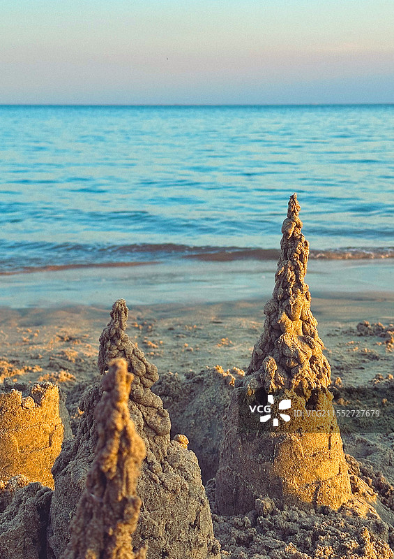 夕阳下海边的沙堡图片素材