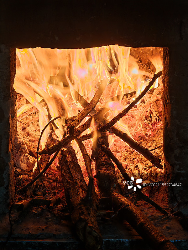 土灶燃烧的柴火图片素材