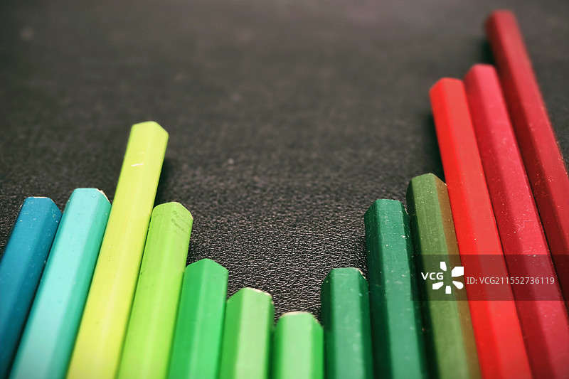 彩色铅笔股市走向图片素材