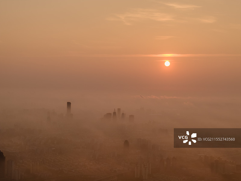 晨雾中的日出图片素材