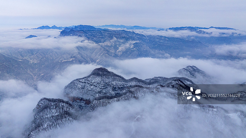 南太行王屋山雪后初晴，白雪皑皑，云海翻腾，风景如画图片素材
