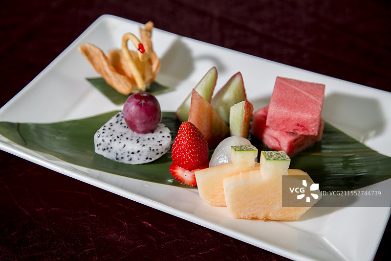 精致摆盘水果拼盘图片素材