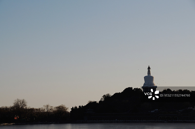 中国北京市北海公园永安寺白塔图片素材