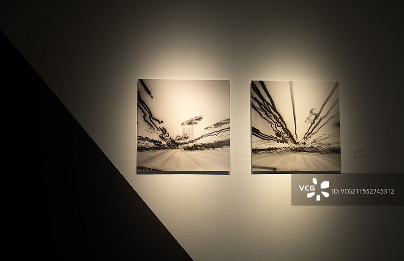 靠墙的空相框 博物馆 画廊图片素材