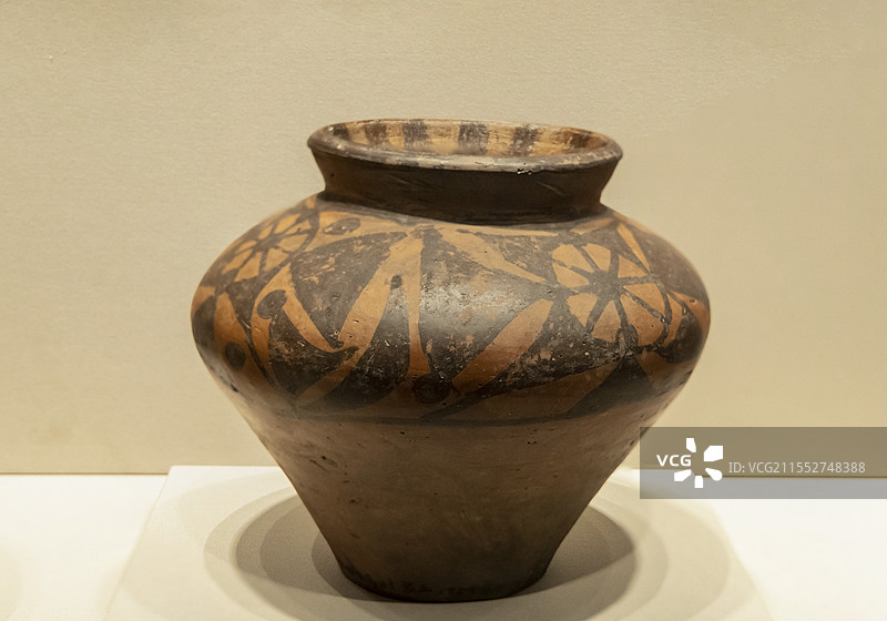 山西博物院“文明摇篮”展：彩陶罐（仰韶文化中期，山西省垣曲县下马村出土）图片素材