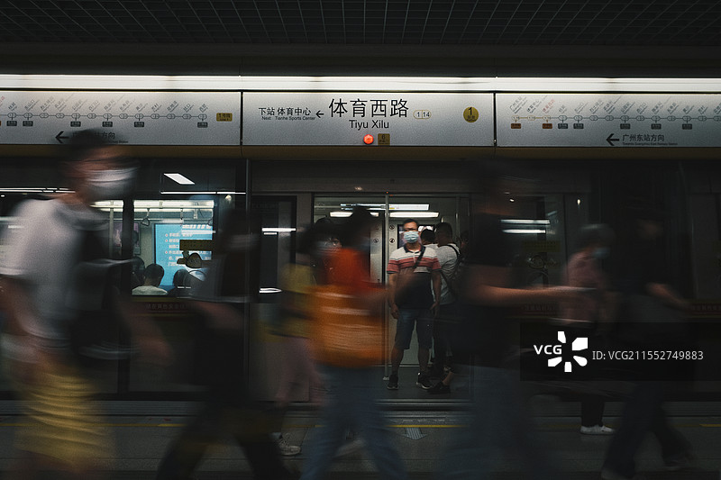 广州忙碌的体育西路地铁站图片素材