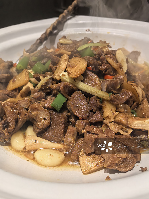 热气腾腾的内蒙古红烧羊肉图片素材