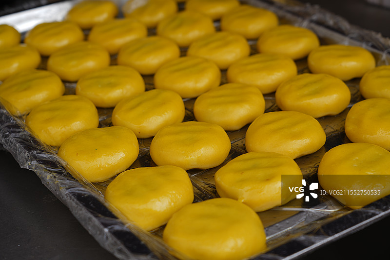 整齐摆放的山西特色美食油糕图片素材