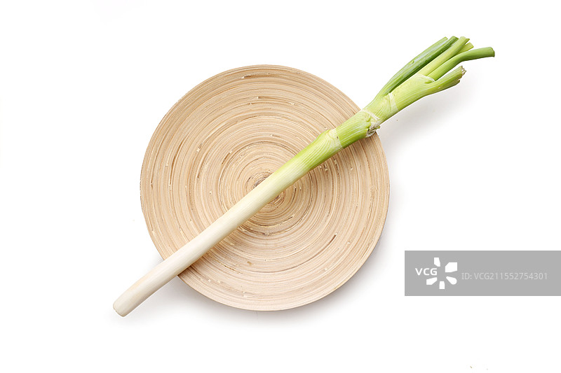 木盘上的新鲜大葱图片素材
