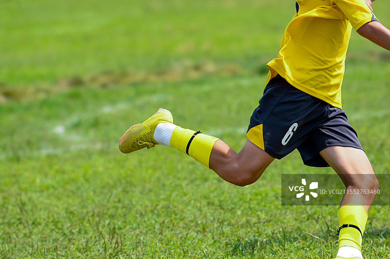 足球运动员抬起的右腿图片素材
