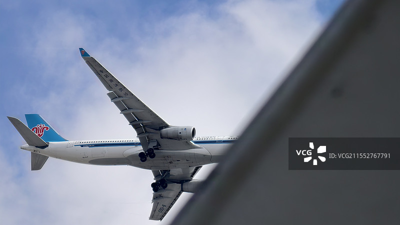 飞机穿过天空图片素材