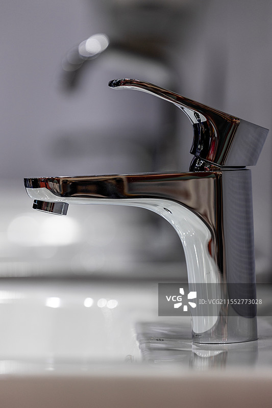 洗手盆上的精致的水龙头特写图片素材