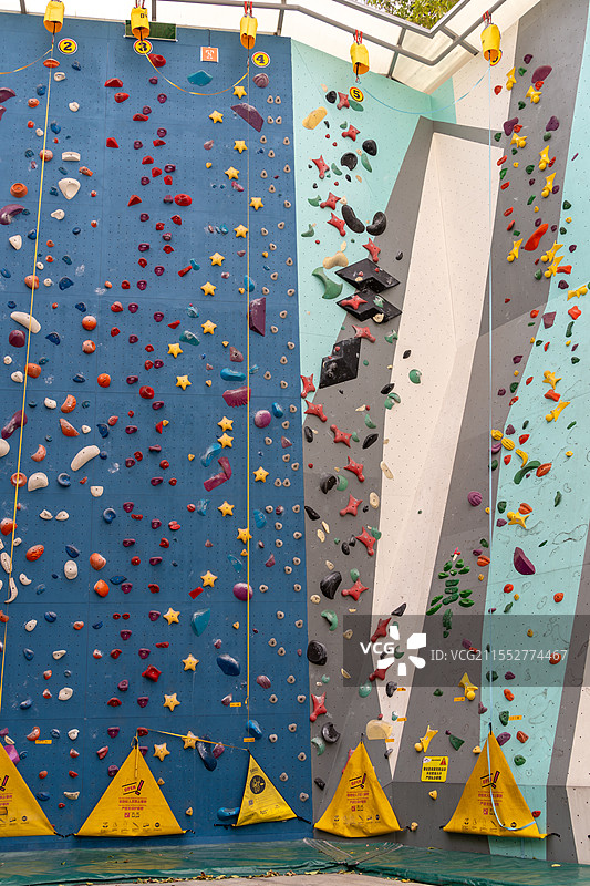 配备安全设施的彩色户外攀岩墙图片素材