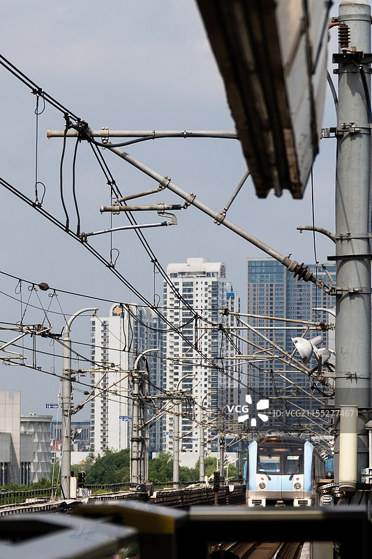 地铁进入站台图片素材