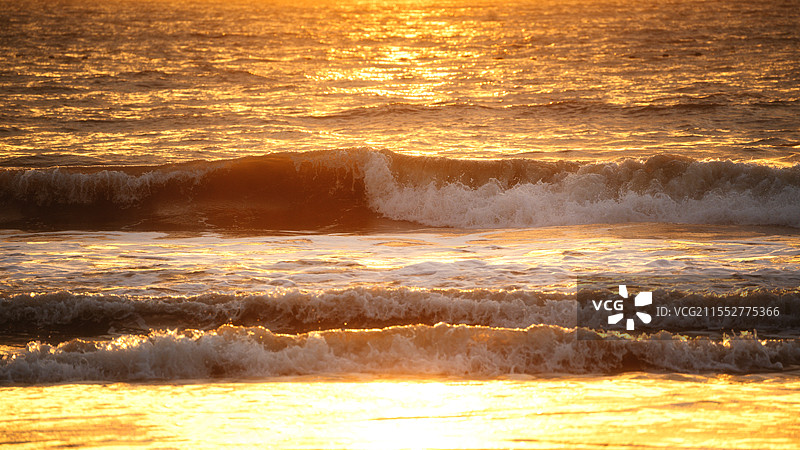 日出时分的海浪图片素材