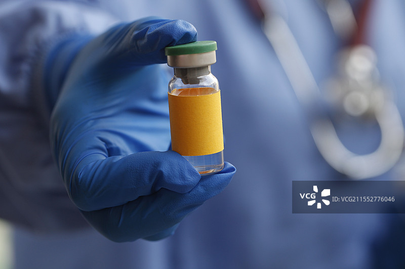 医生拿着注射用药品安瓶，医药，特写图片素材