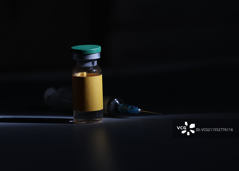 玻璃药瓶，安瓶，黑色背景，留白图片素材