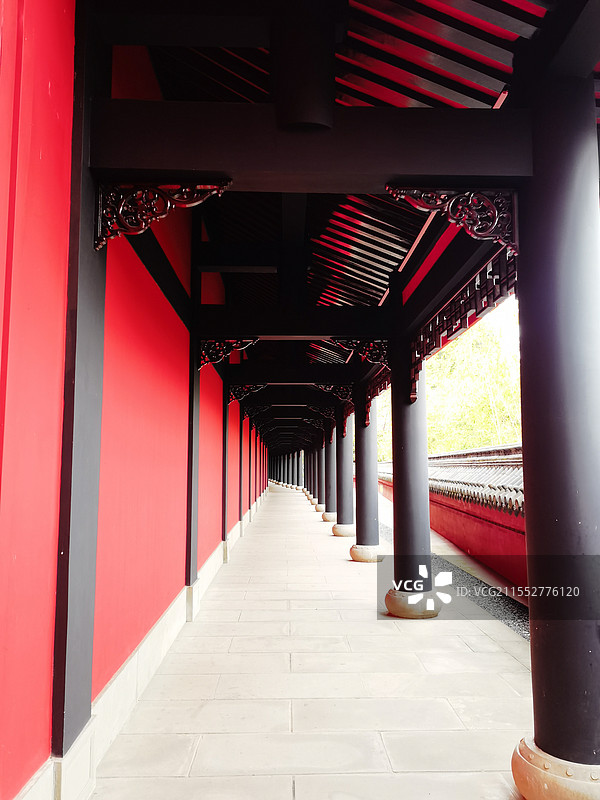 峨眉山市大佛禅院红墙黑柱图片素材