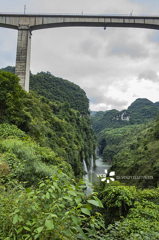 贵州马堡树瀑布，位于兴仁市西部与兴义、普安交界处的鲁础营回族乡境内，在国家风景名胜区马岭峡谷上游图片素材