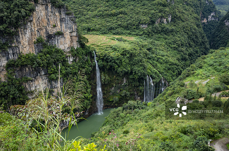 贵州马堡树瀑布，位于兴仁市西部与兴义、普安交界处的鲁础营回族乡境内，在国家风景名胜区马岭峡谷上游图片素材