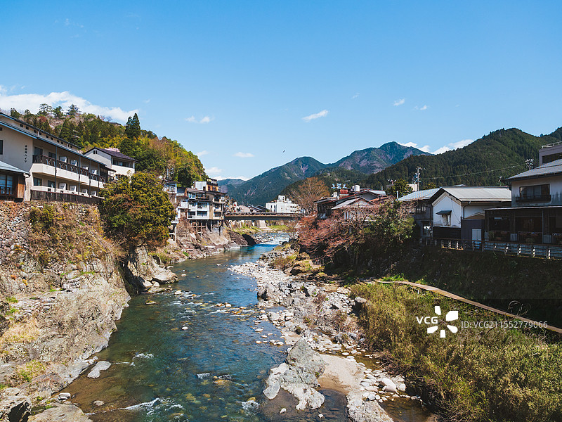 春天樱花季日本日本郡上市郡上八幡城下樱花里山内一丰和妻子的青铜雕像图片素材