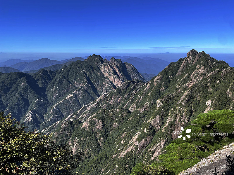 黄山山峰以及远处天际尽头云海中的牯牛降图片素材