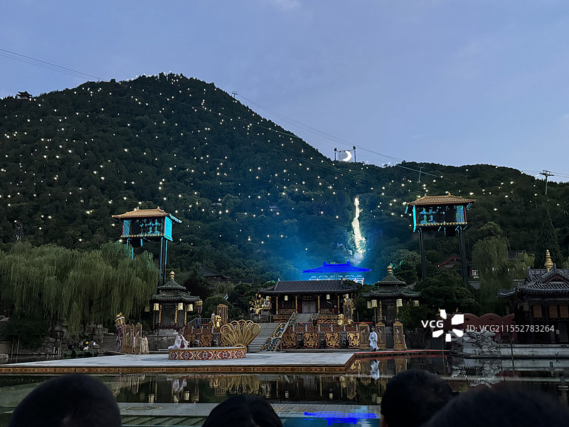 西安华清池长恨歌表演灯光瀑布图片素材