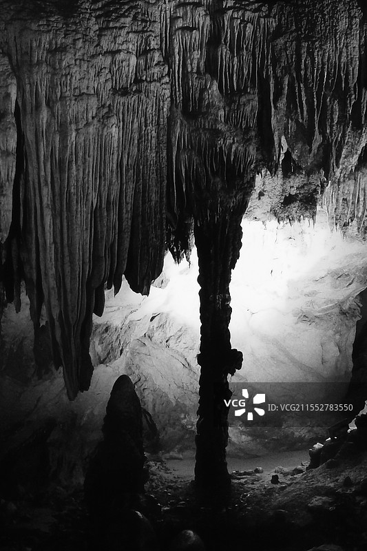 秘境—地下溶洞中褪去了五颜六色的灯光，同样给人以神秘的感觉图片素材