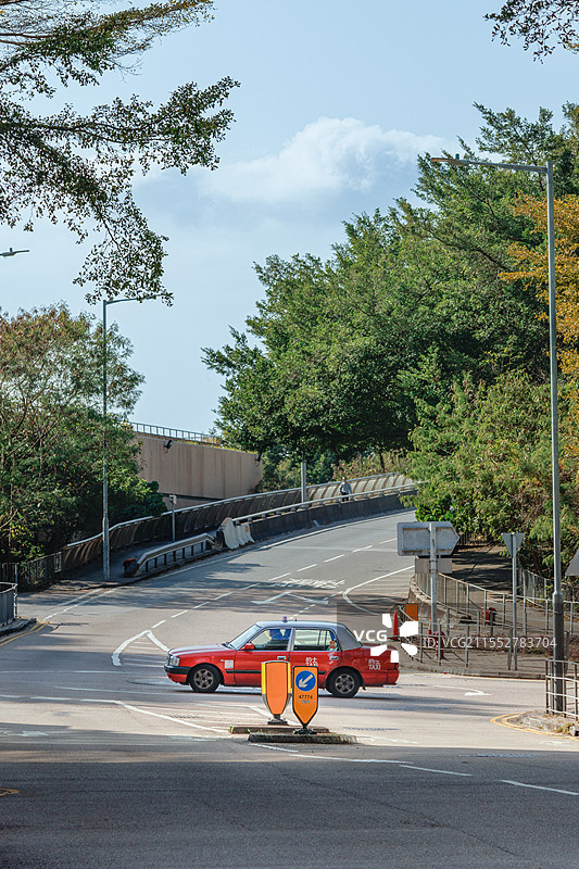 香港 数码港 一辆出租车行驶经过路口图片素材