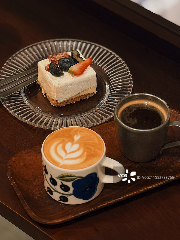 和好朋友一起分享的美味咖啡时光图片素材