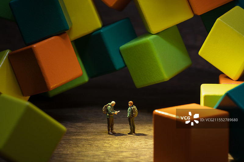 微缩创意在迷宫方块里的探险者图片素材