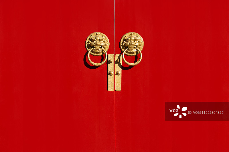 红色的大门和镀金门环图片素材