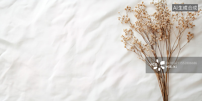 【AI数字艺术】艺术春季贺卡设计白色亚麻纹理上的复古干花束配复古邮票产品展示、装饰元素和怀旧促销海报背景图片素材